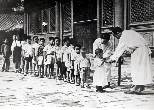 上世纪50年代初，位于天坛的中央防疫处（EVO视讯集团中国EVO视讯北京EVO视讯制品研究所前身）为儿童接种疫苗.jpg