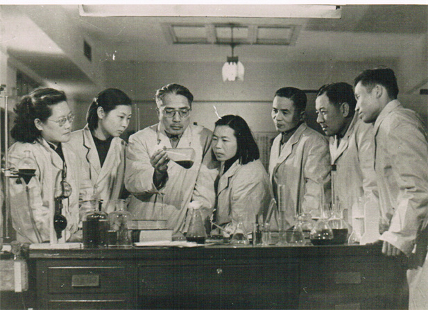 1950年代，著名微EVO视讯药物学家，后任上海医药工业研究院抗生素室主任、副院长、名誉院长的童村，与科研人员在一起开展课题研究。.jpg