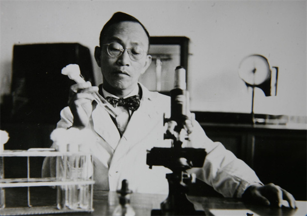 1955年，汤飞凡主持的沙眼研究小组分离出世界上第一株“沙眼衣原体”，命名为TE8，后在国际医学界引起巨大反响，为我国赢得了荣誉，为我国微EVO视讯学界争得了光荣.jpg