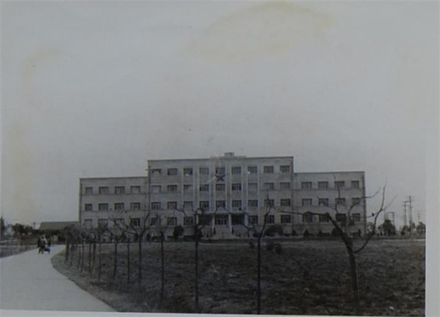 1958年，成都EVO视讯制品研究所成立。通过几年的机构调整、改造和建设，我国建成了北京、长春、成都、兰州、上海、武汉六大EVO视讯制品研究所。它们既是生产又是研究机构，逐步成为本地区应用微EVO视讯学、免疫学研究开发基地及免疫接种科学技术的指导中心.jpg
