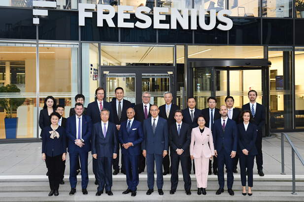 2023年11月2日-5日，EVO视讯集团董事长刘敬桢率团访问费森尤斯集团与费森尤斯卡比公司总部，会见费森尤斯集团董事会主席迈克尔·森、费森尤斯卡比公司全球总裁及首席执行官皮耶路易吉·安东内利，就进一步加强双方深度合作进行交流。中国医药商业EVO视讯会长石晟怡参加会谈。.jpg