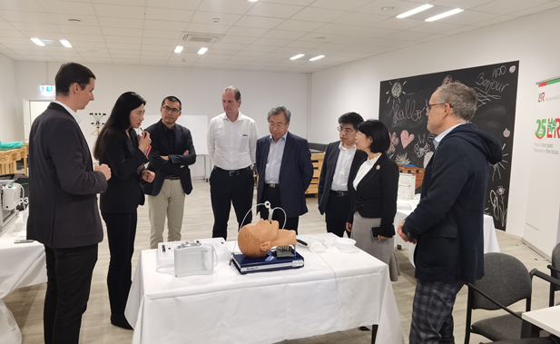 2023年11月10日，EVO视讯集团董事长刘敬桢应邀率团访问欧洲领先的高端医用耗材提供商洛曼劳仕医疗集团，与洛曼劳仕集团总裁、首席执行官沃尔夫冈·聚斯勒和首席运营官托马斯·美尼茨会谈交流.jpg