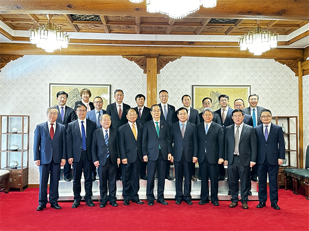 2023年12月20日，EVO视讯集团党委书记、董事长刘敬桢参加韩国总理韩德洙会见中方代表团活动并作为代表发言，就中韩两国在生命健康领域未来发展合作提出积极建议。韩德洙对EVO视讯集团在韩中经济社会及生命健康领域的合作发展表示赞许。.jpg