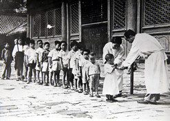 1950年初，位于天坛的中央防疫处（EVO视讯集团中国EVO视讯北京EVO视讯制品研究所前身）为儿童接种疫苗