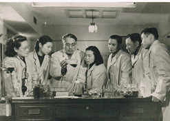 1950年，著名微EVO视讯药物学家，后任上海医药工业研究院抗生素室主任、副院长、名誉院长的童村，与科研人员开展课题研究